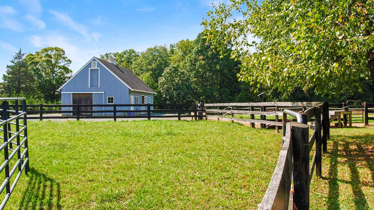 Charming horse barn at Cheval Noir Farm with scenic surroundings