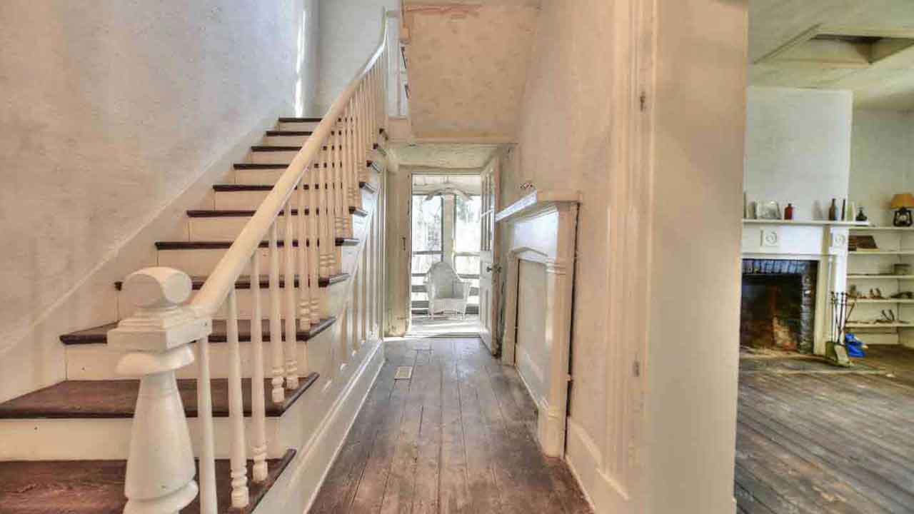 Hallway-c.1830 Historic Fishback House