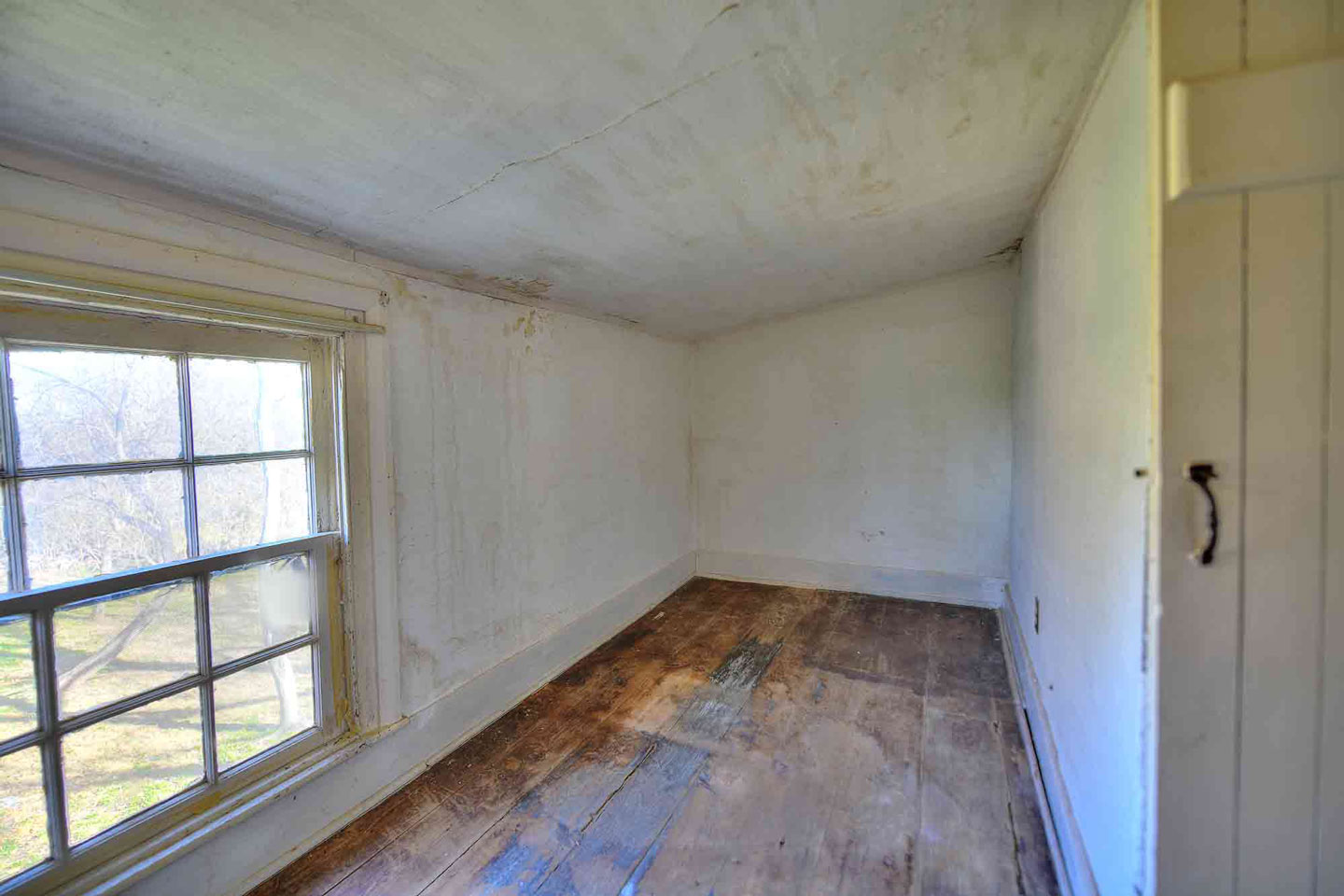 upstairs bath c.1830 Historic Fishback House