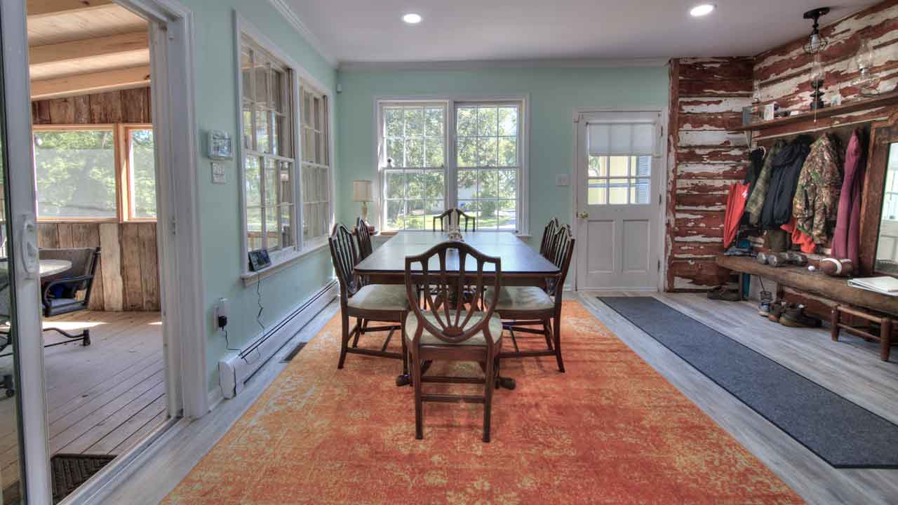 Mickle Knox - Bright breakfast area with cozy seating and natural light