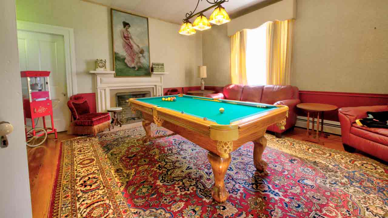 Mickle Knox - Cozy library with pool table and bar